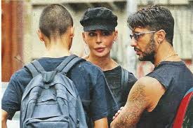Nina moric e l'ex marito fabrizio corona sono stati fotografati mentre si recano a colloquio dai professori di carlos, il figlio 17enne nato dal loro matrimonio. Corona E Nina Moric Fanno La Pace Nel Nome Del Figlio Carlos