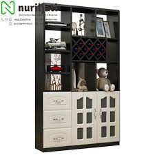 Berlokasi langsung setelah pintu utama, orang yang memasuki rumah akan langsung merasakan nilai unik pembatas ruangan. Sekat Pembatas Ruangan Duco Model Terbaru Nuril Jati Furniture