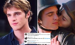 This hard hitting drama will explode across theater screens march 5th tamra dae and kylie rae are two social media icons making one of their first big screen appearances in kiss kiss. Fans Say Jacob Elordi Miserable In The Kissing Booth Trailer Daily Mail Online