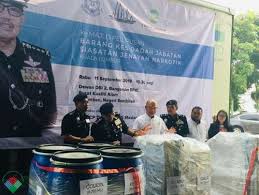 Jabatan siasatan jenayah narkotik (jsjn) mendapat maklumat susulan penemuan 1,115 ketul heroin base anggaran 446(kg) dan 412 (kg) syabu bernilai rm 130 juta daripada pihak berkuasa thailand yang ditinggalkan dalam hutan berhampiran pintu sempadan negara. Majlis Pelupusan Barang Kes Dadah Jabatan Siasatan Jenayah Narkotik Kuala Lumpur Di Pusat Kualiti Alam Pada 11 September 2019 Enviro Museum