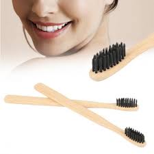 Poudre de charbon de coco 100% naturelle pour des dents blanches c'est une poudre noire issue de charbon de bois et de coquille de noix de coco , elle fonctionne instantanément en blanchissant les dents, la poudre de charbon active empêche de nouveaux pigments colorés de se fixer à vos dents. Brosse A Dents En Bois