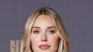 Las claves del éxito del maquillaje natural de Alex Saint para la alfombra  roja de los premios Goya 2024