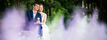 Kameramänner gehören zu den wichtigsten beteiligten an einer medienproduktion, sie sind hauptverantwortlich für die bilder, die später über leinwand und bildschirm flimmern. Kameramann Fur Ihre Hochzeit In Bayern Ganz Deutschland