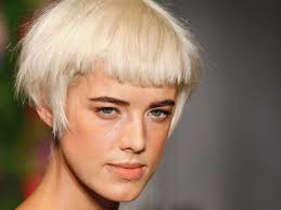 Damen frisuren ab 30 long bob schrager pony seitenscheitel. Fransiger Retro Bob Mit Geradem Pony Kaschiert Optimal Eine Zu Hohe Stirn