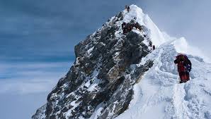 Gravir \ɡʁa.viʁ\ transitif 2e groupe (voir la conjugaison). Nul En Alpinisme Il Gravit L Everest L Incroyable Recit Du French Tocard Nadir Dendoune