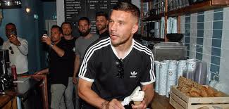 Lukas podolski bietet eis beim 1. Ice Cream United In Koln Kolns Beste Eisdielen Koeln De