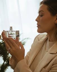 Happy Sunday! Still looking for that perfect holiday outfit? Don't sweat  it! We're open today from 12 pm-4 pm for all your styling needs 🎄🎁 👩🏽  @isabellagazo210 @hwall_ 📸 @ellaephotography_