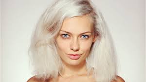 Les cheveux gris vieillissent t'ils quand on les adore après 60ans? Comment Porter Les Cheveux Blancs A 60 Ans Femme Actuelle Le Mag