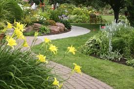 Ganti tanaman bunga dengan perdu/semak. Elemen Pembentuk Taman