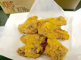 Uiteraard was ik bijster nieuwsgierig naar de korean fried chicken van deze koreaanse oom, want ik heb me laten vertellen dat hij nogal streng is over de smaak en kwaliteit van deze krokante kip en dat wekt verwachtingen. Now You Can Order Korean Fried Chicken Wings Inside Kalihi S Palama Supermarket