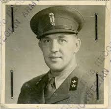 Gentleman og gangster" var tittelen på gratulasjonsskrivet i Dagbladet da  Sigurd Andreas Rasmussen fylte 60 år. Han ble født i Bodø og startet  karrieren som postmann i Nord-Norge og på Svalbard, men