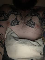 Ahora que volvimos, aquí hay un par de tetas borrachas con licor casero. :  rdrunk