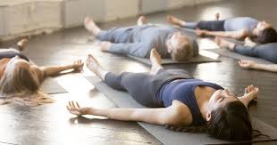 Savasana Tambien Llamada La Postura Del Cadaver O La Postura De Relax Es Una De Las Asanas O Posturas De Yoga Mas Importantes Yoga Nidra Posturas De Yoga Yoga