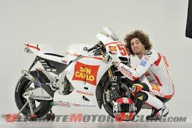 In una maledetta curva simoncelli perde il controllo della motocicletta, rimane aggrappato con tutte le sue forze per continuare la corsa ma la manovra lo porta in piena traiettoria verso un crudele destino. Motogp Simoncelli Loving Honda