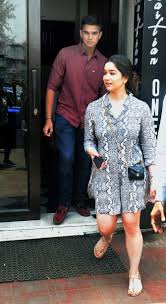 Sachin tendulkar son arjun runs specially to meet raj thackeray ! Sachin Tendulkar S Children Sara Tendulkar And Arjun Tendulkar Were Spotted At A Restaurant In Bandra Recently Sara Tendulkar Who Is Based In The Uk Is In Mumbai These Days Pics Yogen Shah