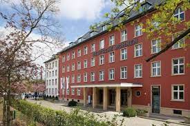 The position in the dax was reached in june 2020 from previous mdax position after lufthansa was downgraded to the mdax because of losses during the corona crisis. Deutsche Wohnen Muss Millionen Bussgeld Nicht Zahlen Wohnungswirtschaft News Ivv Immobilien Vermieten Verwalten Das Magazin Fur Die Wohnungswirtschaft
