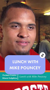 Messy but delicious lunch with former NFL player Mike Pouncey! #nfl  #nflfootball #footballplayer #bbq #barbeque #miamieats #miamifood  #miamirestaurants #sports #southernfood