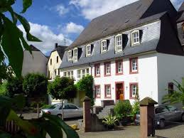 + anlageobjekt für bauträger und investoren + erste lage am moselufer + idyllische umgebung (elzbachtal) + beliebtes ausflugsziel für urlauber/ touristen + vorteilhafte verkehrsanbindung. Ferienwohnung Alt Mustert Ferienwohnungen Am Moselufer Piesport Id 41700 Bei Urlaubstage De