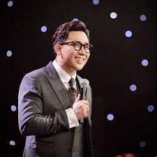 Từ lâu, rap việt đã bị chia thành hai dòng nhạc là mainstream (nôm na là âm nhạc trong showbiz) và underground (âm nhạc đường phố). Tráº¥n Thanh Len Tiáº¿ng Khi Dáº«n Gameshow Rap Viá»‡t Gay Tranh Cai Dá»¯ Dá»™i