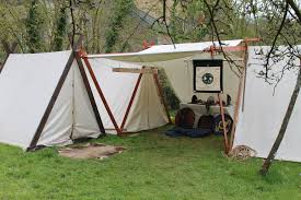 Great Set Up And Use Of Space With The Tent Poles Compagnie Felag Ofardig Ducka Https Www Facebook Com Felagofar Tente Viking Idees Decoration Maison Tentes