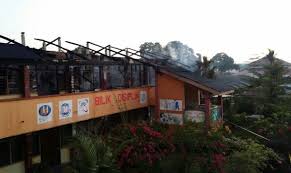 Jabatan bomba dan penyelamat malaysia (jbpm) negeri johor bergegas ke pasir gudang bagi menghentikan kebakaran yang berlaku di sekolah menengah pasir gudang 3 tengah hari tadi. 3 Bilik Di Smk Pasir Gudang 3 Terbakar