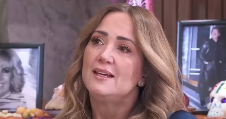 Andrea Legarreta LLORA tras recibir un regalo especial hecho con ropa de su madre - Infobae