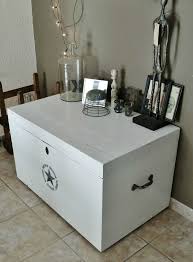Grand Coffre En Bois Repeint Etoile Pochoir Coffre En Bois Coffres Peints Table Basse