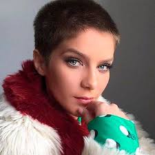 Isabela Santoni es Charlotte Williamson la hermana de Darcy en la  telenovela Orgullo y Pasión.