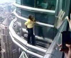Fransız 'örümcek adam' koronavirüse dikkat çekmek için barselona'nın en yüksek binasına. French Spiderman Scaling Petronas Twin Towers Youtube