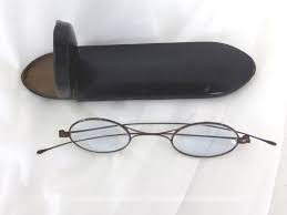 En Metal Voici D Anciennes Lunettes Branches Fines Avec Etui Etroit En Bois Frais De Port Offerts Lunettes Paire De Lunettes Etui