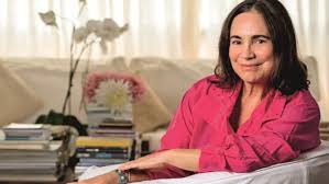 Regina blois duarte (geboren op 5 februari 1947) is een braziliaanse actrice die van maart tot mei 2020 kort diende als bijzonder secretaris van cultuur. Regina Duarte Husband Know About Her Age Net Worth And Kids