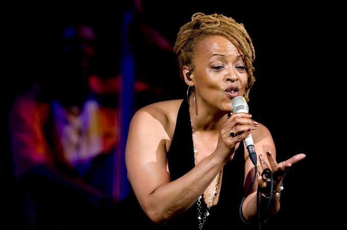 Cassandra Wilson, la cantante que revolucionó el jazz con fusiones, muere a  los 70 años - HolaNews