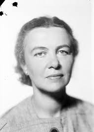 Porträtt av författarinnan Stina Aronson. (Stina Aronson publicerade böcker  främst under sitt eget namn men även under pseudonymerna Sara Sand och  Mimmi Palm)