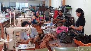 Pabrik sepatu new era, gresik dan sidoarjo; Ukm Sepatu Dan Sandal Di Dolly Sukses Begini Suka Duka Pemilik