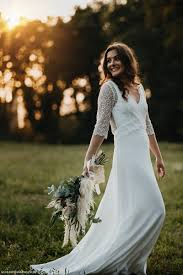 Summit hat bestätigt das das hochzeitskleid von bella von carolina herrera designt wurde. Vertraumtes Boho Hochzeitskleid Auf Der Wiese Mit Trockenblumen Schleifenfanger
