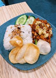 Nasduk ayam geprek nasi uduk + ayam geprek + mie goreng + kering tempe + sambal + lalap + krupuk. Foodemon Ayam Geprek Cheese Kotak