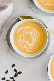 Diese Butternut Kurbissuppe Mit Kokosmilch Ist Schnell Zubereitet Unglaublich Lecker Cremig Vegan Und Ein Echter In 2020 Kurbissuppe Kokosmilch Kurbissuppe Kurbis