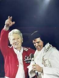 This photograph reveals a side of Elvis Presley that the world rarely saw.  It is not the moment under the spotlight or the confident farewell to a  cheering crowd. Instead, it captures