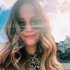 Emily Hewitt's Instagram, Twitter & Facebook