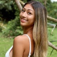 Julie Navarre's Instagram, Twitter & Facebook