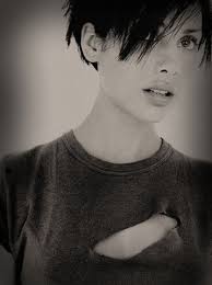 She grew up in a small beach town on the new south wales coast called berkeley vale. Pin By Natalia Damanina On Let My People Go Short Hair Styles Natalie Imbruglia Love Hair