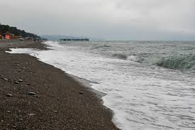 Links davon befindet sich der strand mit vielen, in leichtbau gebauten, strandcafés und stranddiskotheken. Georgiens Kuste Am Schwarzen Meer Christian Mitschke
