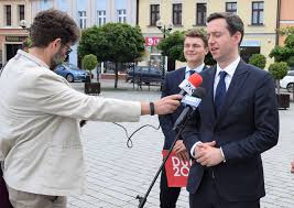 On a personal level she is kind and friendly person always willing to lend a helping hand to others. Inowroclaw Wiceminister Marcin Ociepa Namawial Mieszkancow By Oddali Swoj Glos Na Andrzeja Dude Zdjecia Gazeta Pomorska