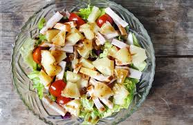 Hieronder vind je onze recepten voor gezonde salades! Zomerse Salade Met Gerookte Kip Ananas Tomaat En Balsamico Gewoon Wat Een Studentje S Avonds Eet