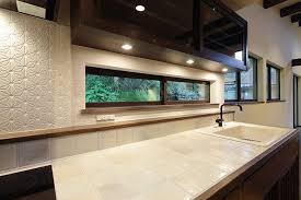 素材の雰囲気を活かした和モダンキッチンで和菓子にトライ 和モダン キッチン 壁付けキッチン 窓