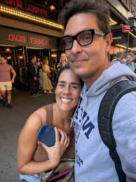 X: ¿Y qué hacen cuando están solos? Yo: Pues… Gianella Neyra, ¿nos  escapamos pronto?