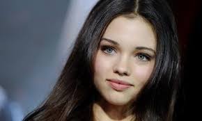India Eisley Cast As Young Angelina Jolie In Maleficent See The Similarities Shared By The Actresses Ph Fair Skin Makeup Dark Hair Pale Skin Hair Pale Skin
