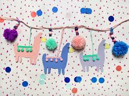 Nichts ist schöner als bei gutem wetter in den garten zu gehen und den pflanzen beim wachsen zuzusehen. Diy Lama Girlande Deko Fur Das Kinderzimmer Selber Machen Kleinliebchen