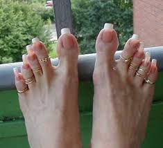 Aprende a compatibilizar las uñas extra largas con las largas jornadas de trabajo frente al ordenador. La Nueva Tendencia De Las Unas Largas En Los Pies Que Ha Horrorizado A Muchos En Instagram Va A Gustarme