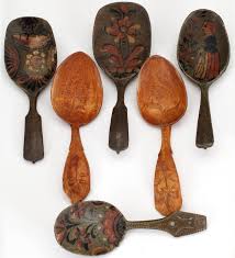 De här två skedarna är i silver, tillverkade år 1742 i skåne och finns också i nordiska museets samlingar. Skedar 6 St Tra Allmoge Dalarna 1800 Tal Bukowskis